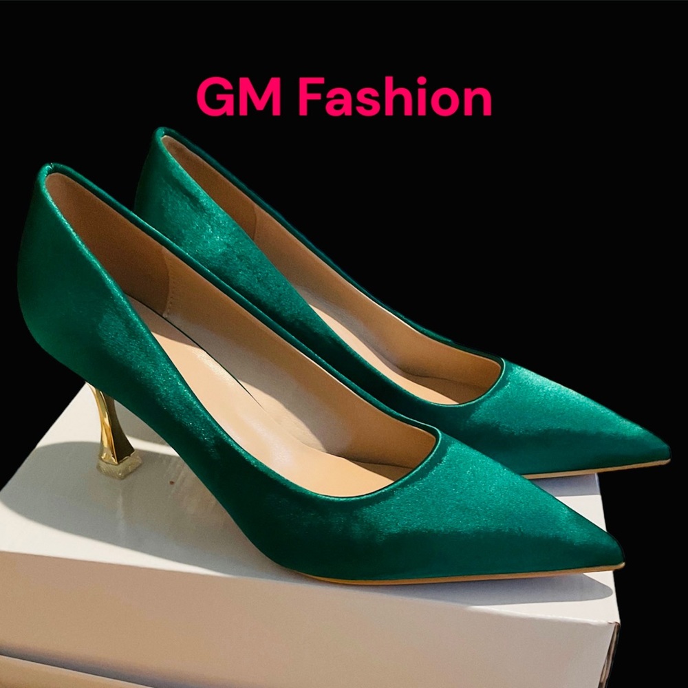Hello  Ladies you deserve it 🌹
Gold Heels (8.5cm)
Size 9.5
price $35
